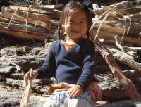 School-kid-smiling-on-Jagat-at-Annapurna-Circuit-Trek