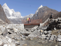 porters-crossing-bridge-at-machhermo