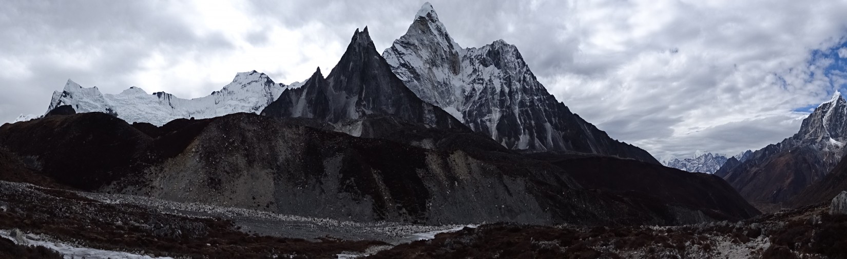 stunning mount amadablam view from kongmala pass everest base camp trek in nepal  2023/2024