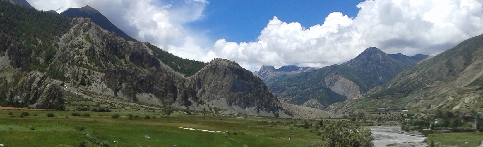 valley-of-manang-seen-from-braka-annapurna circuit-trek